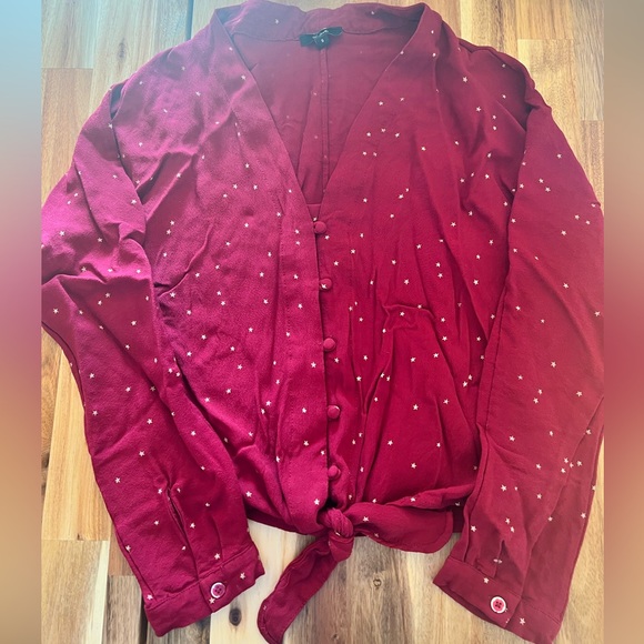 Like New Rails Red Sloane Cropped Tie Front Blouse In Rouge Gradient Stars Small - Picture 2 of 5